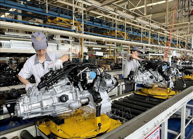 Công nhân làm việc tại dây chuyền lắp ráp ô tô của Tập đoàn ô tô Thành Công, tỉnh Sơn Tây (Trung Quốc). Ảnh: Công Tuyên - PV TTXVN tại Trung Quốc