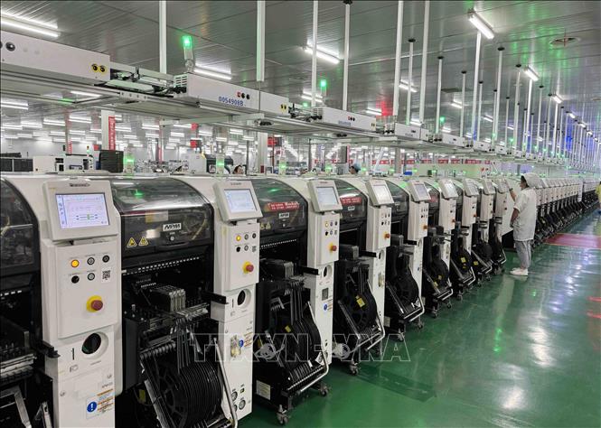 Dây chuyền sản xuất đèn LED của Công ty TNHH Cổ phần khoa học công nghệ quang điện Hoa Kiệt tỉnh Sơn Tây (Trung Quốc). Ảnh: Công Tuyên - PV TTXVN tại Trung Quốc