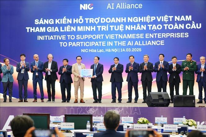 Prime Minister Pham Minh Chinh, Deputy PM Nguyen Chi Dung and delegates witnesss the announcement of initiatives on semiconductor human resources development, semiconductor startup incubation and development, and support for Vietnamese enterprises to participate in the AI Alliance. VNA Photo: Khánh Hoà