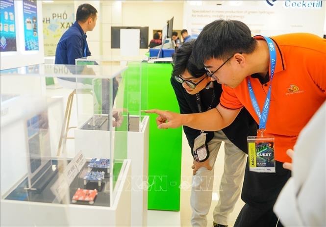 Delegates learn about information on AI and semiconductor on the sidelines of the policy forum. VNA Photo: Khánh Hoà