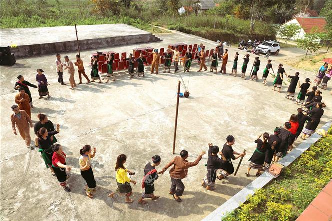 Người dân Ơ Đu tổ chức vòng xòe để vui chơi, nhảy múa trong lễ hội tiếng sấm đầu năm. Ảnh: Xuân Tiến - TTXVN 