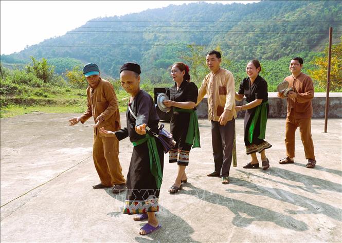 Người dân Ơ Đu vui chơi, nhảy múa trong lễ hội tiếng sấm đầu năm. Các động tác thể hiện nét sinh hoạt đời thường hoặc quá trình lao động nương rẫy, trong rừng. Ảnh: Xuân Tiến - TTXVN   