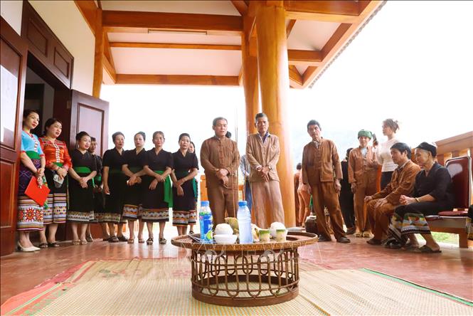 Nghi thức cúng bản là nghi thức đầu tiên trong phần lễ của lễ hội tiếng sấm đầu năm của dân tộc Ơ Đu. Thầy mo là chủ lễ sẽ khấn cầu thông báo và xin thổ địa việc dân bản sẽ tổ chức đón Tết trên địa bàn. Ảnh: Xuân Tiến - TTXVN 