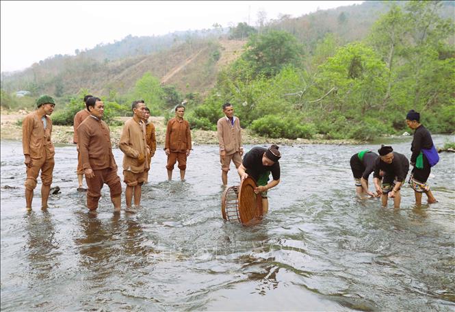 Đàn ông trai tráng dân tộc Ơ Đu ra suối để lội nước, rửa chân tay cầu mong năm mới nhiều may mắn đến với bản thân và gặp gỡ, thăm hỏi, chúc những điều tốt đẹp với người dân bắt gặp ngoài suối. Ảnh: Xuân Tiến - TTXVN 