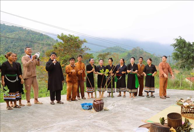 Thầy mo là chủ lễ thực hiện các bài khấn nguyện để cầu mong thần Sấm ban phát cho bản làng sự yên bình, ấm no, mọi người trong bản đoàn kết, dồi dào sức khỏe. Ảnh: Xuân Tiến - TTXVN 