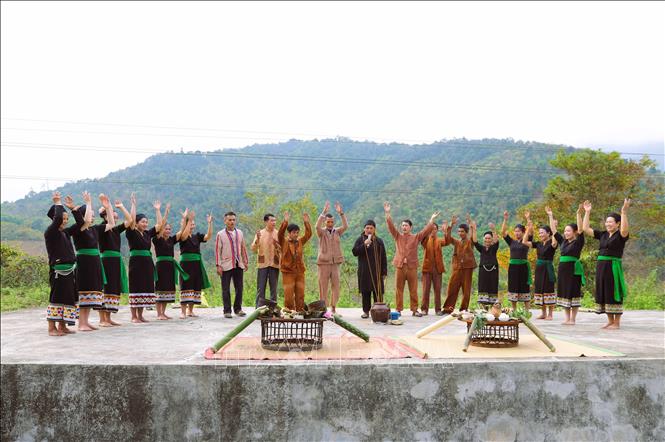 Một nghi thức cầu khấn của người dân Ơ Đu thực hiện trong lễ hội đón tiếng sấm đầu năm. Ảnh: Xuân Tiến - TTXVN 