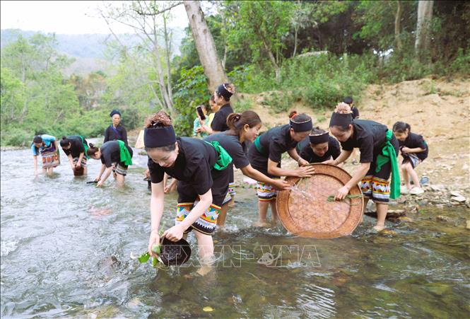Suối Nậm Ngân trong xanh chảy sau bản được thầy mo lựa chọn là điểm đến để người dân trong bản tập trung chùi, rửa, kỳ cọ sạch sẽ các vật dụng với ý nghĩa rửa trôi những đen đủi, phiền muộn trong năm cũ. Ảnh: Xuân Tiến - TTXVN 