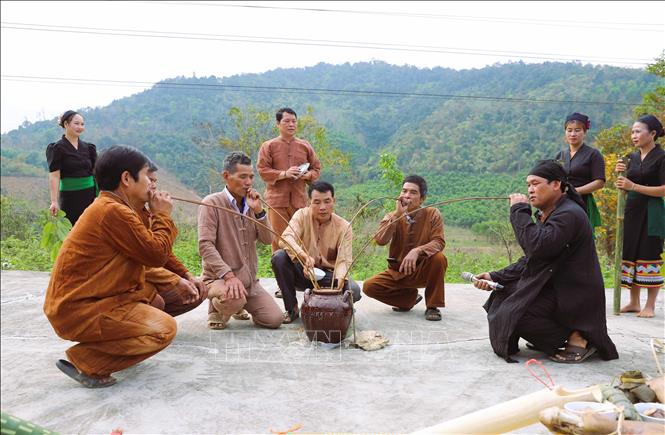 Đàn ông dân tộc Ơ Đu uống rượu cần trong lễ hội tiếng sấm đầu năm. Ảnh: Xuân Tiến - TTXVN 