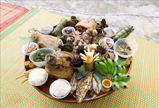 Các lễ vật mâm cúng thần Sấm gồm có đầu lợn luộc, cá suối nướng, các loại thịt luộc, cơm lam màu tím, rượu đựng ống nứa, rêu đá, nải chuối và nhiều món ăn truyền thống của đồng bào dân tộc Ơ Đu. Ảnh: Xuân Tiến - TTXVN 