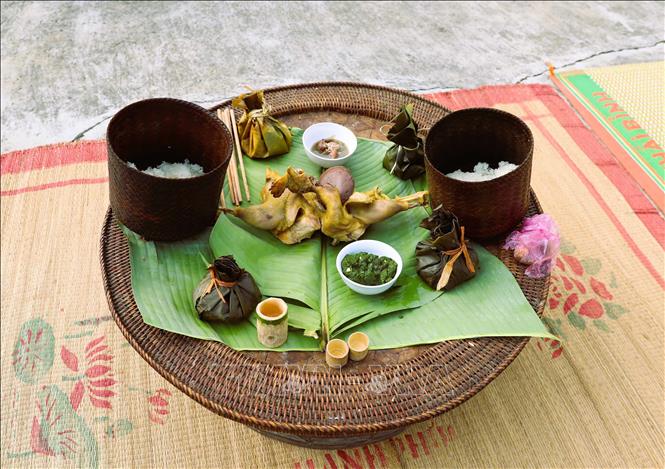 Các lễ vật trên mâm cúng làm vía cho người dân trong bản gồm có một con gà luộc, xôi nếp nương, rượu đựng trong chén bằng ống nứa, các món moọc cá, moọc thịt, rêu vớt dưới suối. Ảnh: Xuân Tiến - TTXVN 