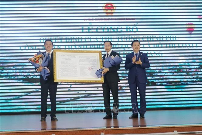 Phó Thủ tướng Trần Hồng Hà trao Quyết định của Thủ tướng Chính phủ công nhận thành phố Phú Quốc là đô thị loại I trực thuộc tỉnh cho lãnh đạo tỉnh Kiên Giang và thành phố Phú Quốc. Ảnh: Lê Huy Hải - TTXVN