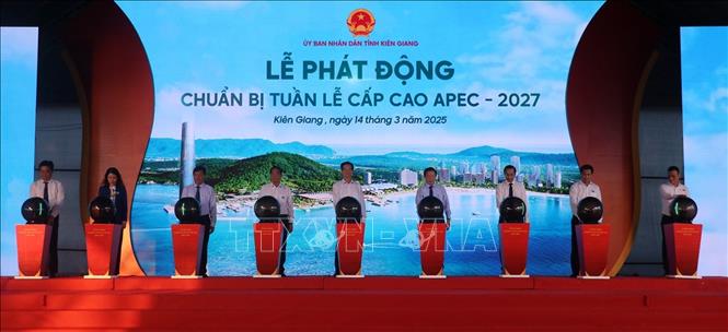 Phó Thủ tướng Trần Hồng Hà và các đại biểu thực hiện nghi thức phát động chuẩn bị Tuần lễ cấp cao APEC - 2027. Ảnh: Lê Huy Hải - TTXVN