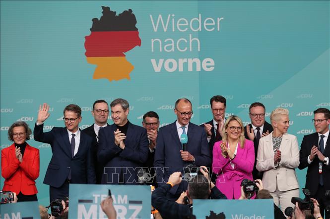 Lãnh đạo Liên minh CDU/CSU Friedrich Merz (giữa) mừng chiến thắng trong cuộc bầu cử Quốc hội liên bang, tại Berlin ngày 23/2/2025. Ảnh: THX/TTXVN