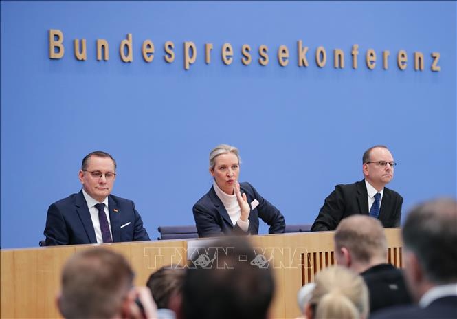 Bà Alice Weidel (giữa), người đồng sáng lập đảng Sự lựa chọn vì nước Đức (AfD), tại cuộc họp báo ở Berlin ngày 24/2/2025. Ảnh: THX/TTXVN