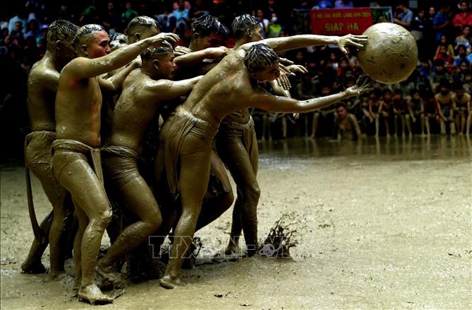 Nhiếp ảnh đã, đang là một trong những công cụ tuyên truyền đắc lực, lan tỏa vẻ đẹp văn hóa, con người Việt Nam đến thế giới. Trong ảnh: Pha vờn cầu của hai giáp như những vũ công ba lê - một trong những bức ảnh thuộc phóng sự “Độc đáo vật cầu nước làng Vân” của tác giả An Thành Đạt (Thông tấn xã Việt Nam) đạt giải Nhất Giải thưởng OANA năm 2024. Ảnh: TTXVN
