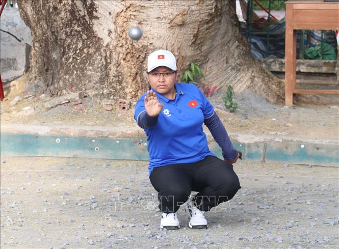 Nữ vận động viên bi sắt Trà Vinh tại trận khai mạc Giải Bi sắt vô địch quốc gia năm 2025. Ảnh: Nguyễn Văn Trí - TTXVN
