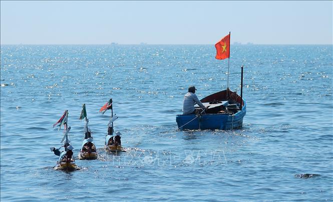 Các mô hình thuyền câu tái hiện cảnh tiễn đưa các hùng binh Hoàng Sa kiêm quản Bắc hải năm xưa lên đường làm nhiệm vụ thiêng liêng với Tổ quốc. Ảnh: Quốc Khánh - TTXVN