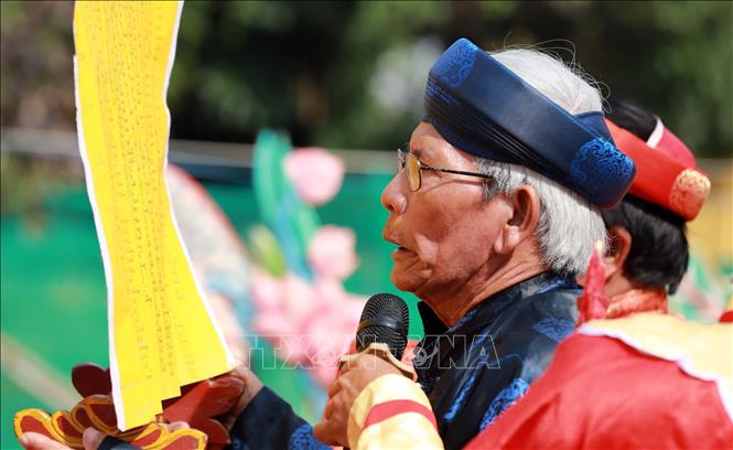 Nghi thức tế lễ trước bài vị các hùng binh Hoàng Sa. Ảnh: Quốc Khánh - TTXVN