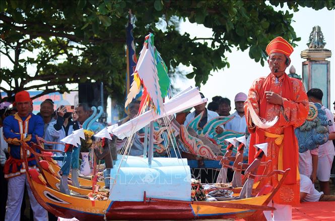 Thầy pháp thực hiện nghi thức thế lính - nghi lễ cúng thế mạng cho những người lính thủy quân Hoàng Sa trước khi thả thuyền ra biển. Ảnh: Quốc Khánh - TTXVN