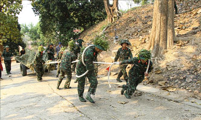 Các đội cố gắng vượt dốc lên đồi A1 trong trận chung kết. Ảnh: Phan Quân - TTXVN