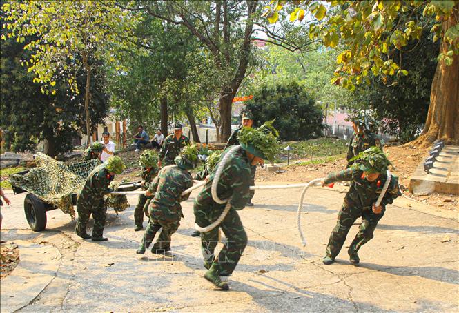 Các đội cố gắng vượt dốc lên đồi A1 trong trận chung kết. Ảnh: Phan Quân - TTXVN