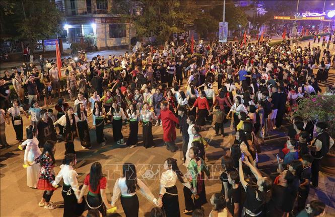 Đông đảo học sinh tham gia múa dân vũ trên đường Võ Nguyên Giáp. Ành: Xuân Tư - TTXVN