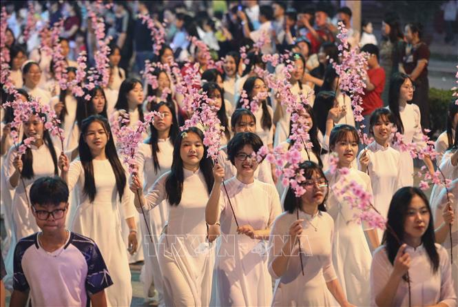Hoạt động diễu hành văn hóa đường phố tại thành phố Điện Biên Phủ. Ành: Xuân Tư - TTXVN