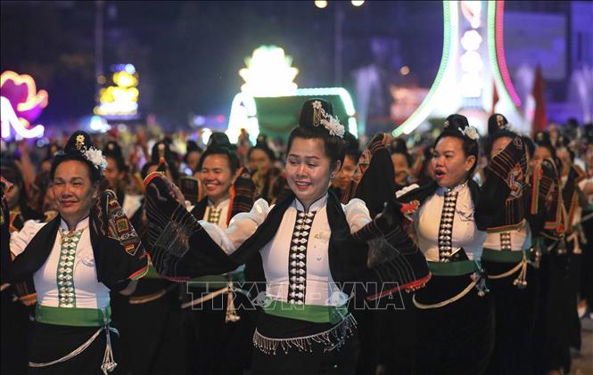 Hoạt động diễu hành văn hóa đường phố tại thành phố Điện Biên Phủ. Ành: Xuân Tư - TTXVN