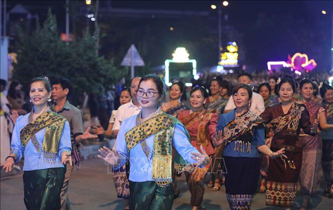 Người dân trong trang phục dân tộc Lào diễu hành văn hóa đường phố tại thành phố Điện Biên Phủ. Ành: Xuân Tư - TTXVN