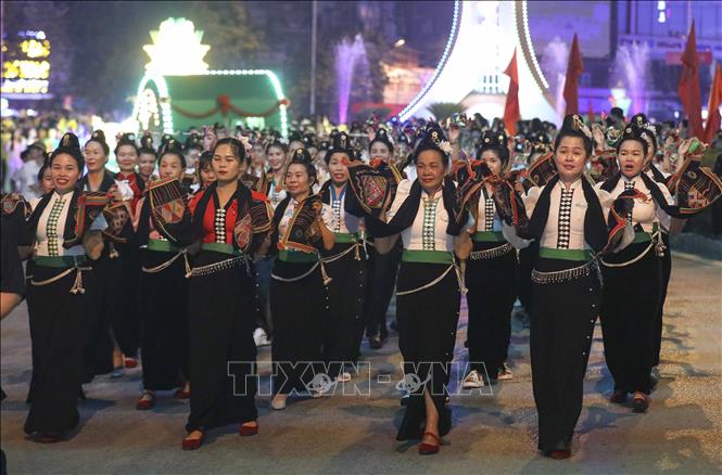 Người dân trong trang phục dân tộc Thái diễu hành văn hóa đường phố tại thành phố Điện Biên Phủ. Ành: Xuân Tư - TTXVN
