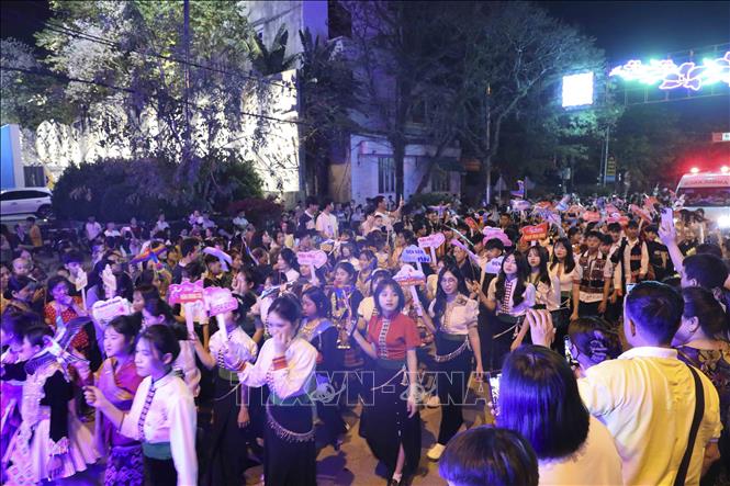 Hoạt động diễu hành văn hóa đường phố tại thành phố Điện Biên Phủ. Ành: Xuân Tư - TTXVN