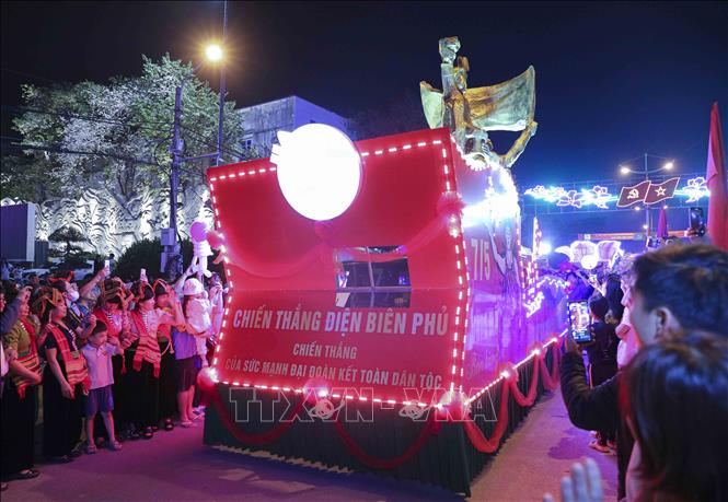 Xe mô hình diễu hành trên đường Võ Nguyên Giáp. Ảnh: Xuân Tư - TTXVN