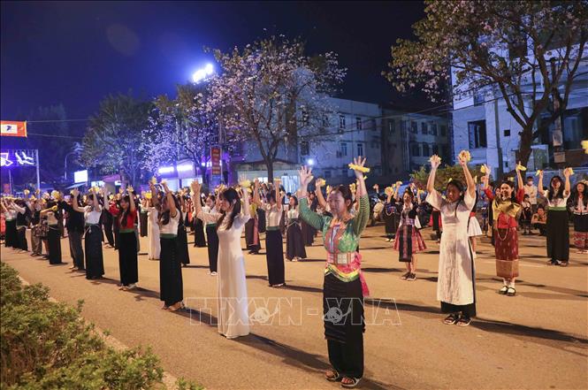 Đông đảo học sinh tham gia múa dân vũ trên đường Võ Nguyên Giáp. Ành: Xuân Tư - TTXVN