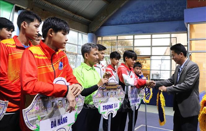 Ban tổ chức tặng cờ lưu niệm cho các đoàn tham gia giải. Ảnh: Tường Vi - TTXVN
