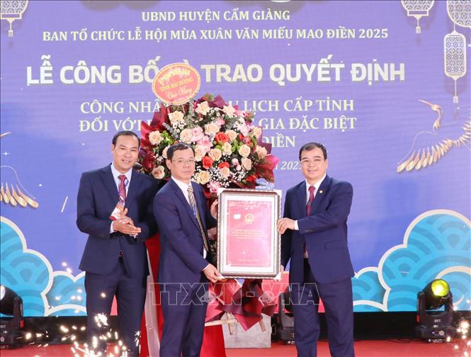Trao Quyết định của Chủ tịch UBND tỉnh Hải Dương công nhận Văn Miếu Mao Điền là điểm du lịch cấp tỉnh. Ảnh: Mạnh Tú - TTXVN