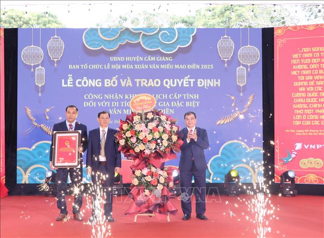 Trao quyết định công nhận Văn miếu Mao Điền là điểm du lịch cấp tỉnh của Hải Dương. Ảnh: Mạnh Tú - TTXVN