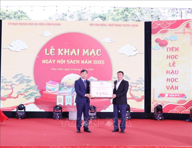 Đại diện lãnh đạo Sở Văn hóa, Thể thao và Du lịch Hải Dương tặng sách cho trường học trên địa bàn huyện Cẩm Giàng. Ảnh: Mạnh Tú - TTXVN