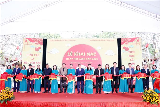 Các đại biểu cắt băng khai mạc Ngày hội Sách năm 2025. Ảnh: Mạnh Tú - TTXVN