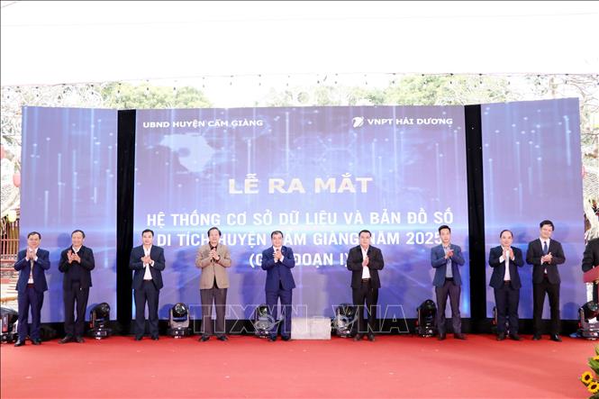 Lễ ra mắt hệ thống cơ sở dữ liệu và bản đồ số di tích huyện Cẩm Giàng. Ảnh: Mạnh Tú - TTXVN