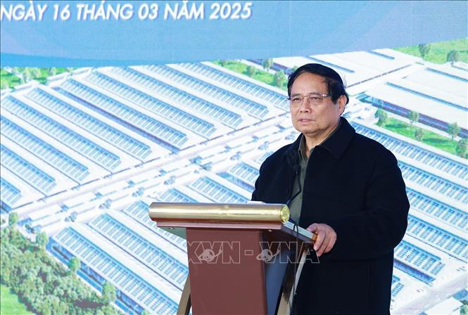 Thủ tướng Phạm Minh Chính phát biểu khi đến thăm Tổ hợp Trang trại và Nhà máy chế biến thịt bò Tam Đảo (xã Minh Quang, huyện Tam Đảo). Ảnh: Dương Giang-TTXVN 
