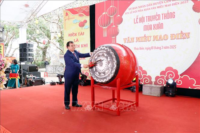 Phó Chủ tịch UBND tỉnh Hải Dương Nguyễn Minh Hùng đánh trống khai hội. Ảnh: Mạnh Tú - TTXVN