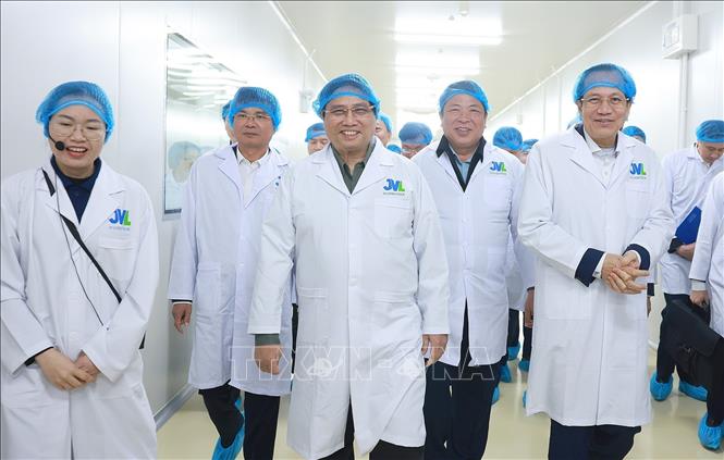Thủ tướng Phạm Minh Chính tham quan Nhà máy chế biến thịt bò Tam Đảo (xã Minh Quang, huyện Tam Đảo). Ảnh: Dương Giang-TTXVN 
