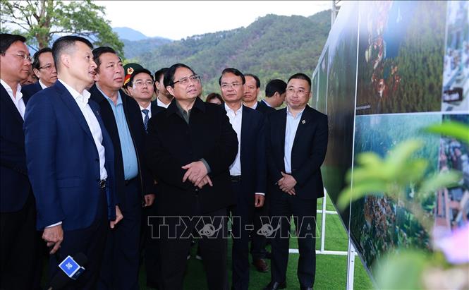 Thủ tướng Phạm Minh Chính khảo sát dự án Khu du lịch nghỉ dưỡng sinh thái Tam Đảo 2 tại thị trấn Đại Đình, huyện Tam Đảo. Ảnh: Dương Giang-TTXVN 
