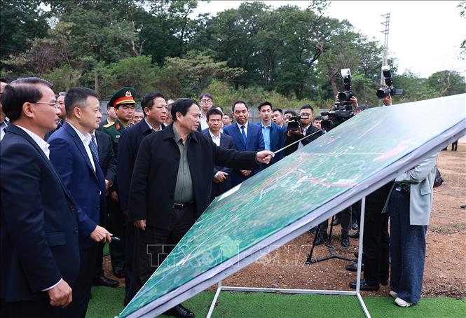 Thủ tướng Phạm Minh Chính khảo sát dự án Khu du lịch nghỉ dưỡng sinh thái Tam Đảo 2 tại thị trấn Đại Đình, huyện Tam Đảo. Ảnh: Dương Giang-TTXVN 
