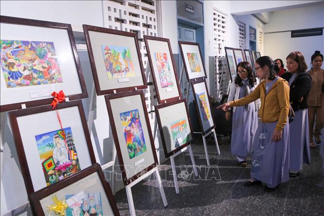 Người dân tham quan các khu triển lãm tranh về Lễ hội Quán Thế Âm Ngũ Hành Sơn năm 2025. Ảnh: Trần Lê Lâm - TTXVN