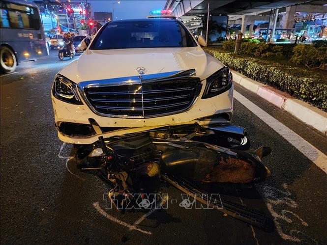 Chiếc xe Mercedes gây tai nạn. Ảnh: TTXVN phát
