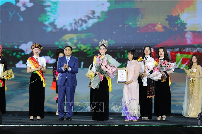 Đồng chí Trần Quốc Cường, Bí thư Tỉnh ủy Điện Biên trao vương miện cho người đẹp Phan Trần Linh Đan. Ảnh: Trung Kiên - TTXVN