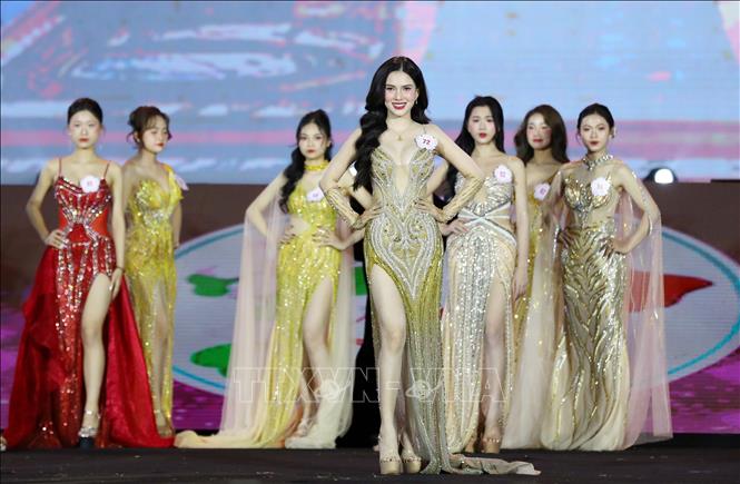 Các thí sinh tranh tài ở nội dung thi trang phục dạ hội. Ảnh: Trung Kiên - TTXVN