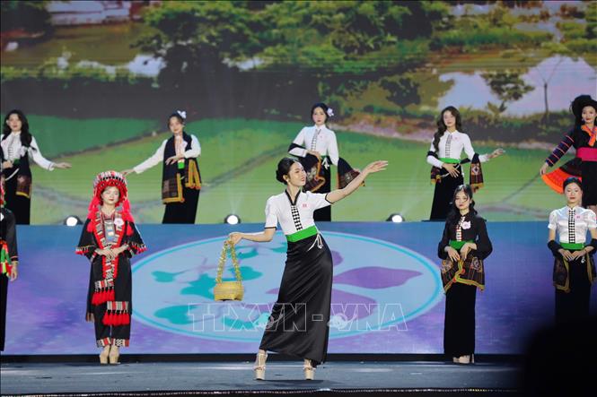 Các thí sinh tranh tài ở nội dung thi trang phục dân tộc. Ảnh: Trung Kiên - TTXVN