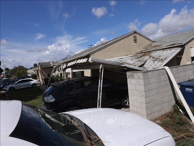Ngôi nhà bị hư hại do lốc xoáy tại Pico Rivera, Los Angeles, California, Mỹ, ngày 13/3/2025. Ảnh: THX/TTXVN